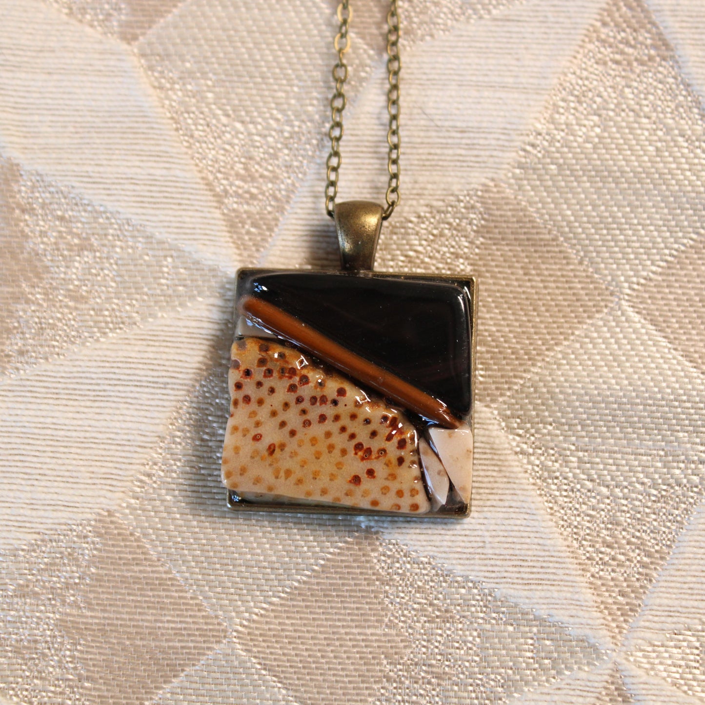 Neutral Split Stone Chip Necklace