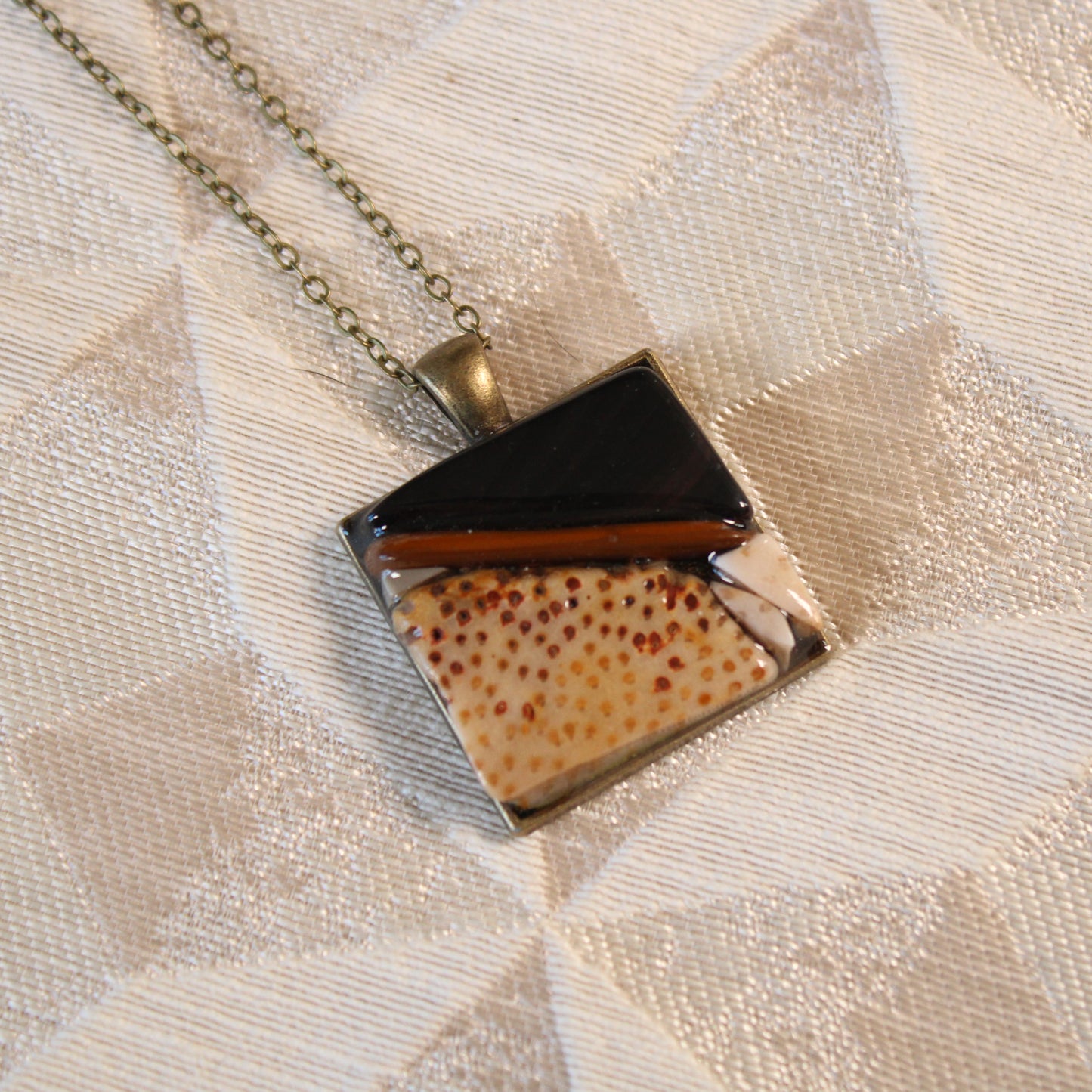 Neutral Split Stone Chip Necklace