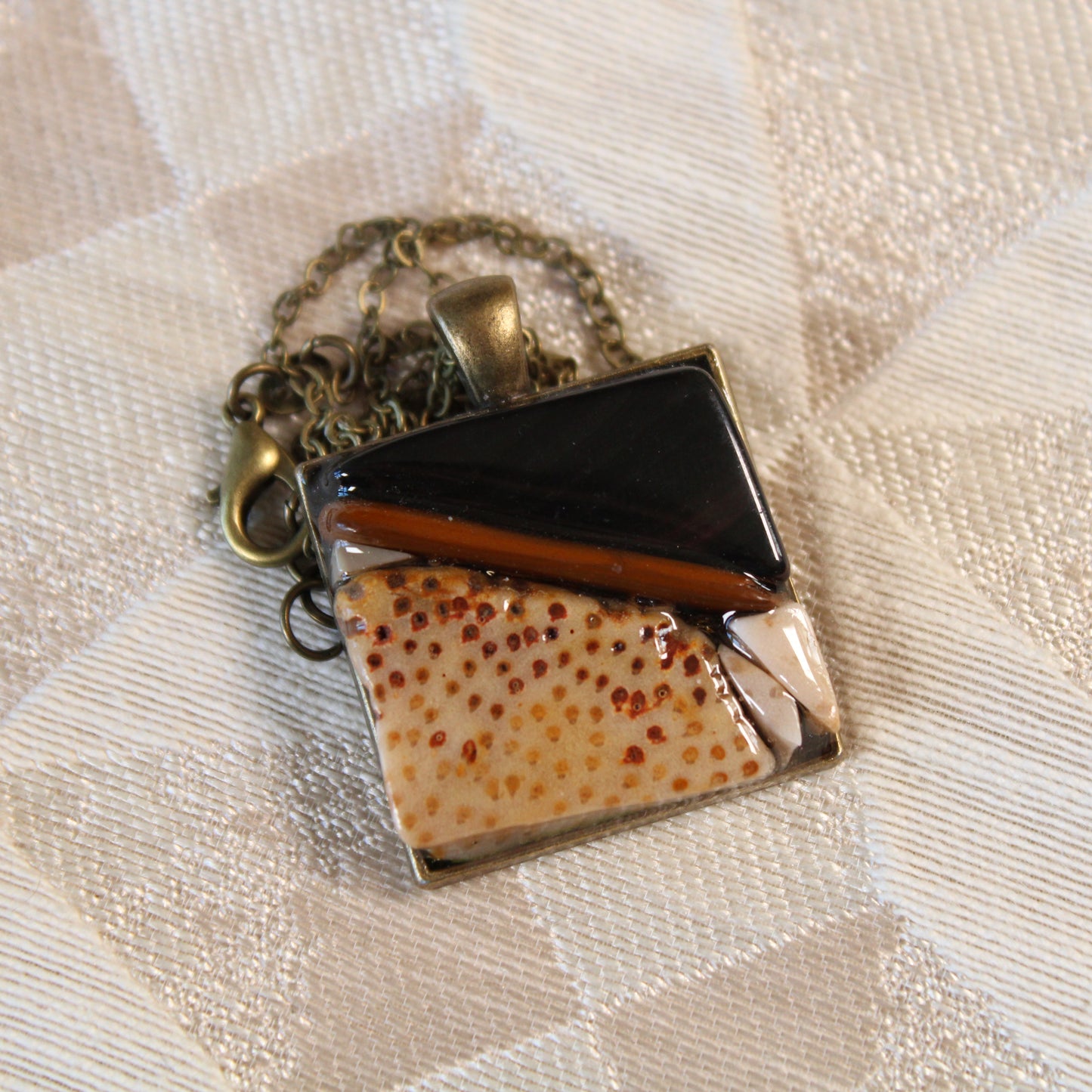 Neutral Split Stone Chip Necklace