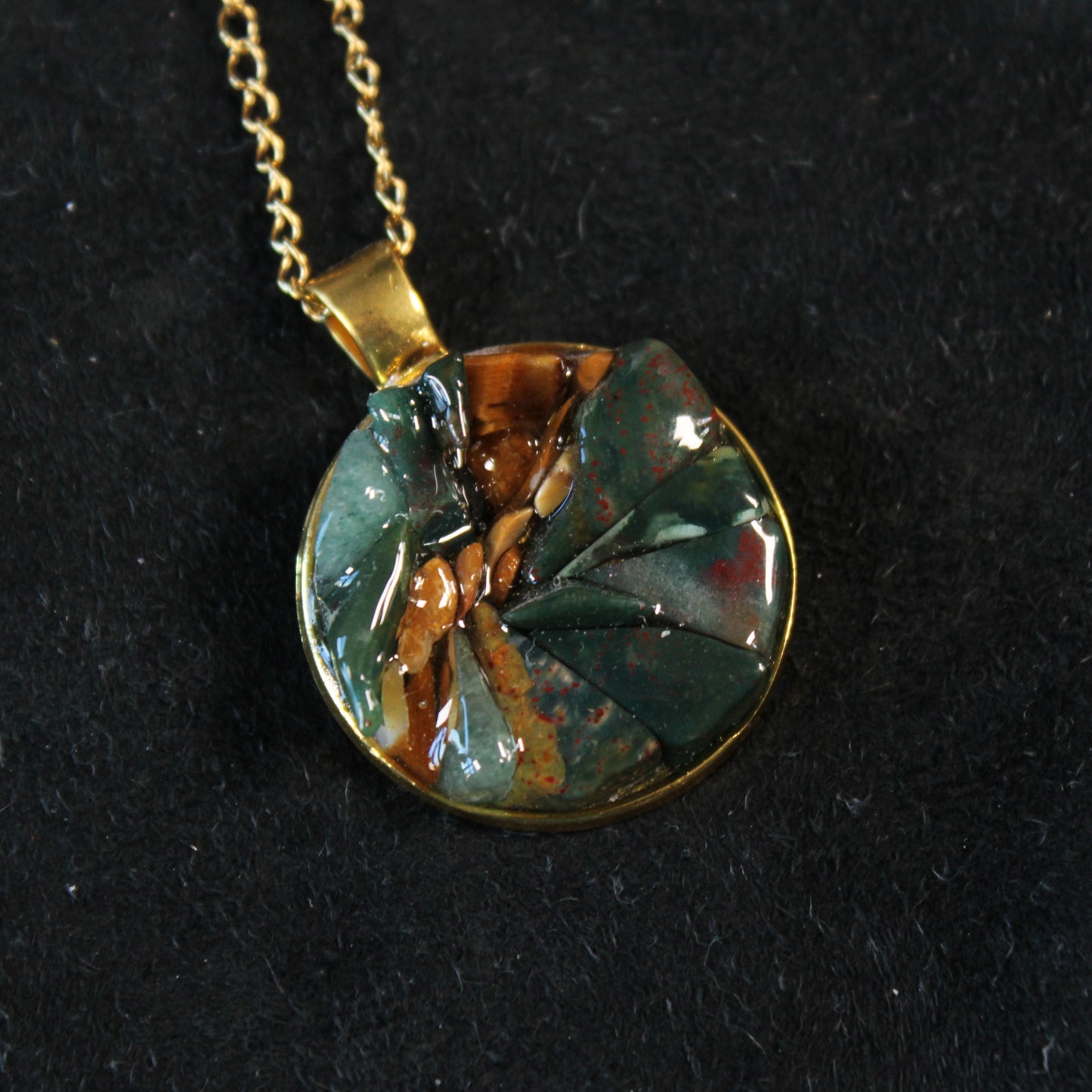 Golden Vein Stone Chip Necklace